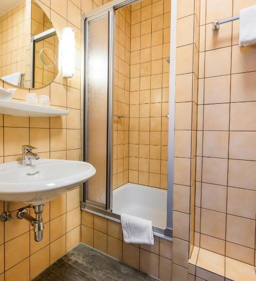 اتاق استاندارد, Kaspar Garni