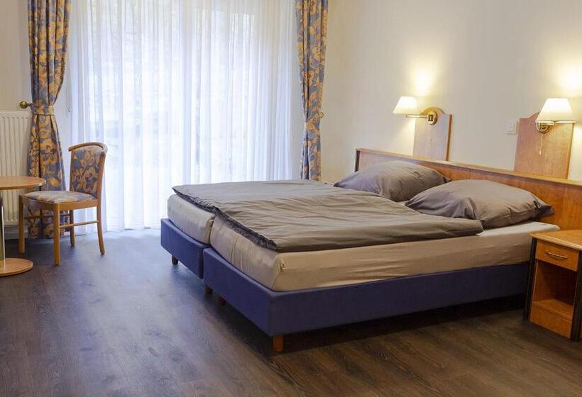 标准三人间, Restaurant Waldlust