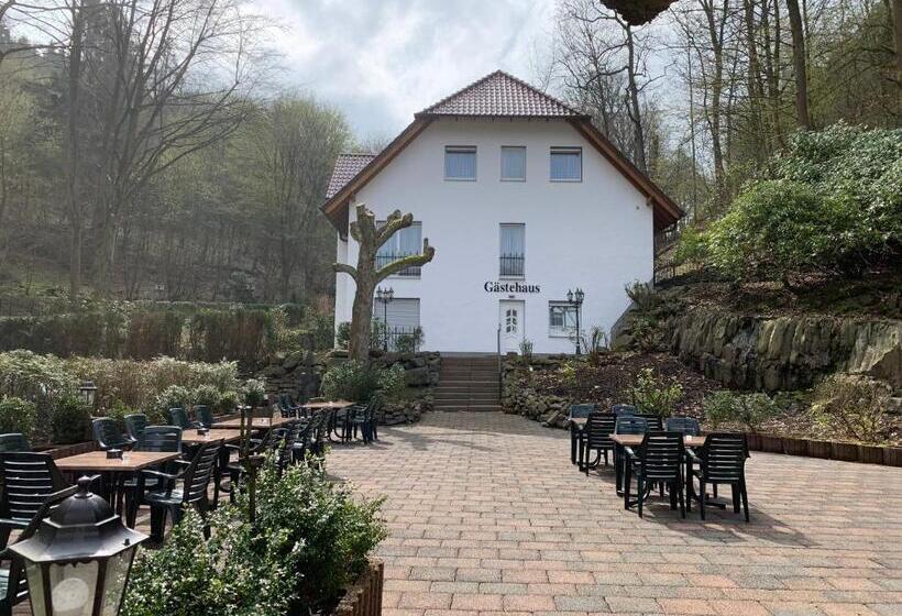 标准三人间, Restaurant Waldlust