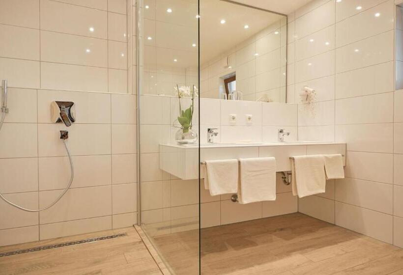 اتاق استاندارد با بالکن, Wittelsbacher Hof