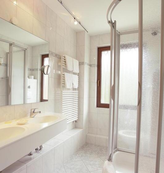 اتاق استاندارد با بالکن, Wittelsbacher Hof