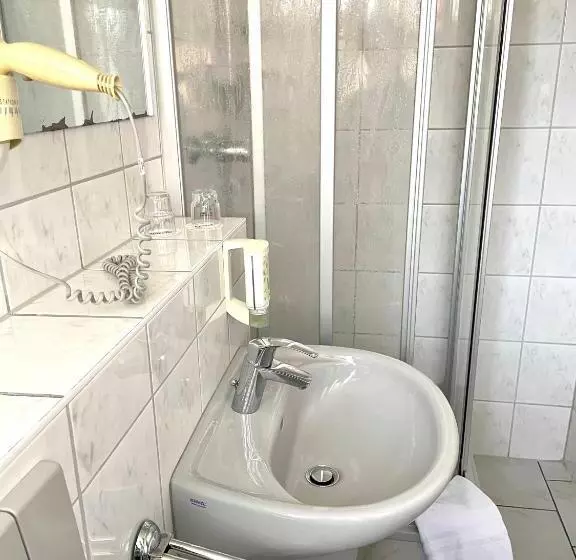 Standard Triple Room, Und Restaurant Gartenstadt Erfurt