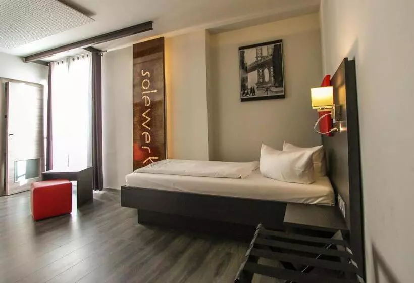 Comfort Yhden Hengen Huone, Solewerk