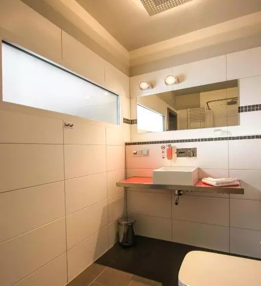 Comfort Yhden Hengen Huone, Solewerk