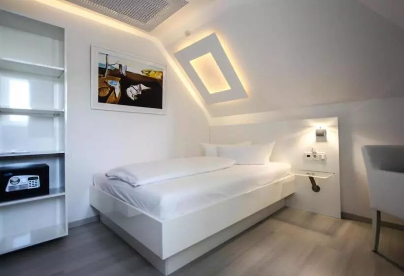 Comfort Yhden Hengen Huone, Solewerk