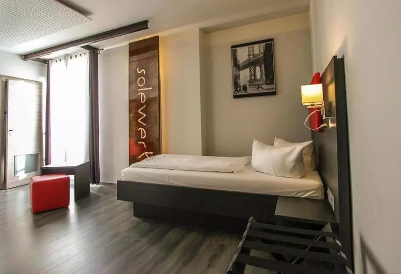 Comfort Yhden Hengen Huone, Solewerk