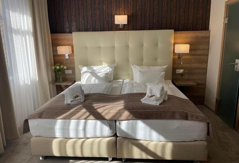 Номер Стандарт Индивидуальный, Zur Altstadt   Am Fuße Der Osterburg Gaststätte, Pension, Fewo