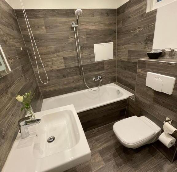 Четырехместный Номер Классик, Zur Altstadt   Am Fuße Der Osterburg Gaststätte, Pension, Fewo