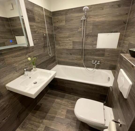 Четырехместный Номер Классик, Zur Altstadt   Am Fuße Der Osterburg Gaststätte, Pension, Fewo