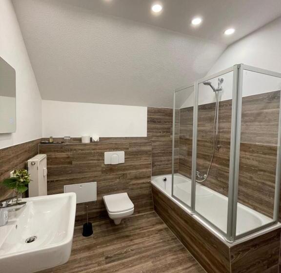 Четырехместный Номер Классик, Zur Altstadt   Am Fuße Der Osterburg Gaststätte, Pension, Fewo