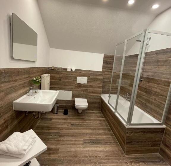 Четырехместный Номер Классик, Zur Altstadt   Am Fuße Der Osterburg Gaststätte, Pension, Fewo