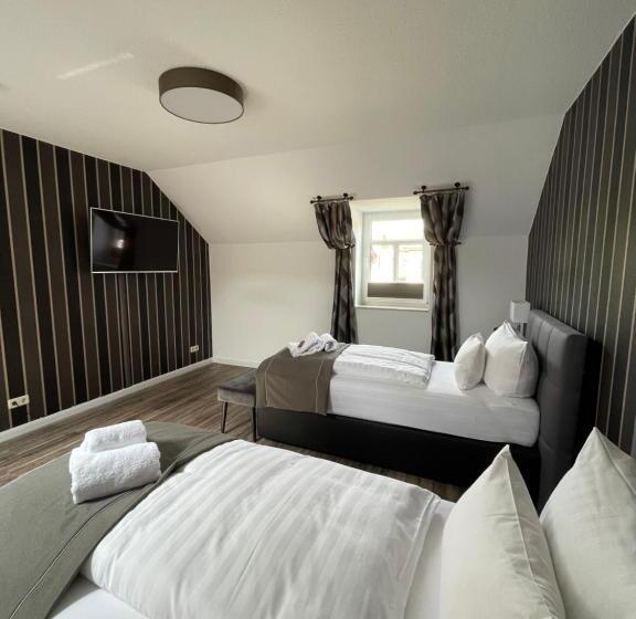 Четырехместный Номер Классик, Zur Altstadt   Am Fuße Der Osterburg Gaststätte, Pension, Fewo