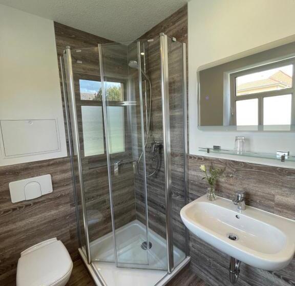 Номер Deluxe, Zur Altstadt   Am Fuße Der Osterburg Gaststätte, Pension, Fewo