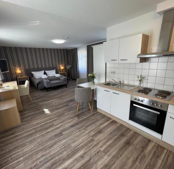 Номер Deluxe, Zur Altstadt   Am Fuße Der Osterburg Gaststätte, Pension, Fewo