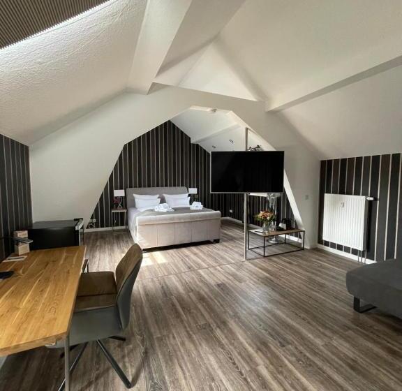 Четырехместный Номер Классик, Zur Altstadt   Am Fuße Der Osterburg Gaststätte, Pension, Fewo