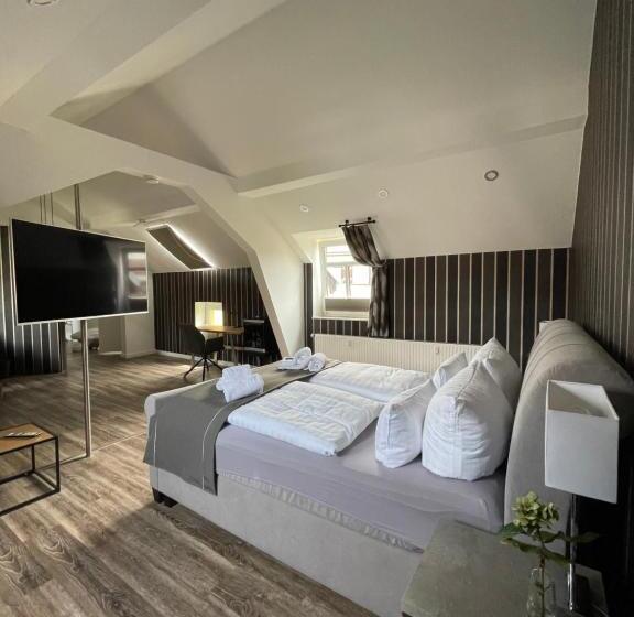 Четырехместный Номер Классик, Zur Altstadt   Am Fuße Der Osterburg Gaststätte, Pension, Fewo