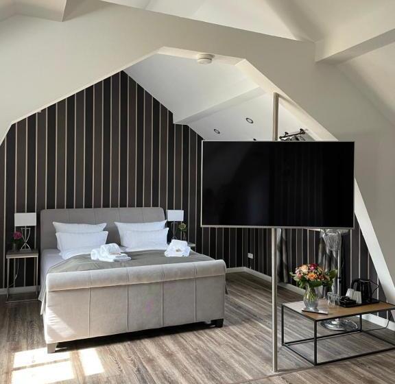 Четырехместный Номер Классик, Zur Altstadt   Am Fuße Der Osterburg Gaststätte, Pension, Fewo