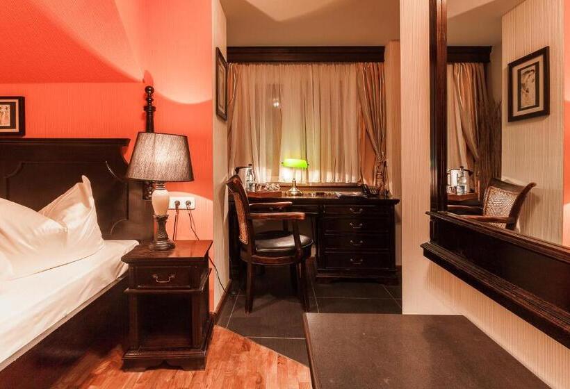 חדר קומפורט יחיד, Aviv Dresden