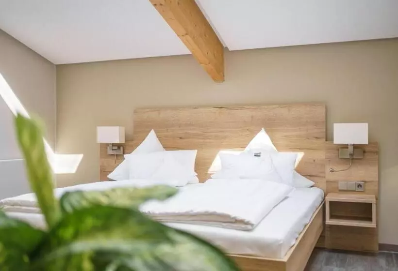 Perhesviitti, Forsthaus Grüna Betreiber Gmbh