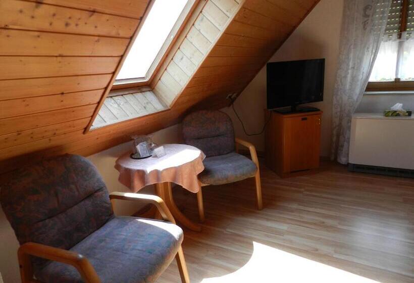 اتاق راحتی سه تخته, Garni Kambeitz