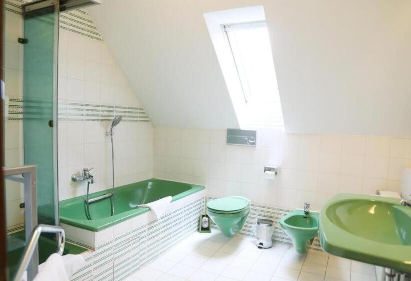 山景套房, Restaurant Adler Stube