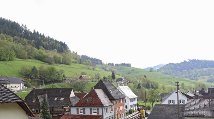 山景套房, Restaurant Adler Stube