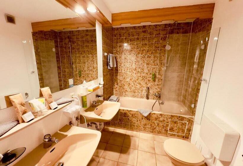 带阳台的豪华间, Restaurant Adler Stube