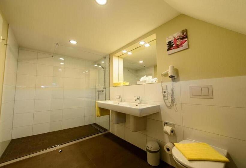 חדר סטנדרט לארבעה, Gasthof Hotel Zum Rebstock