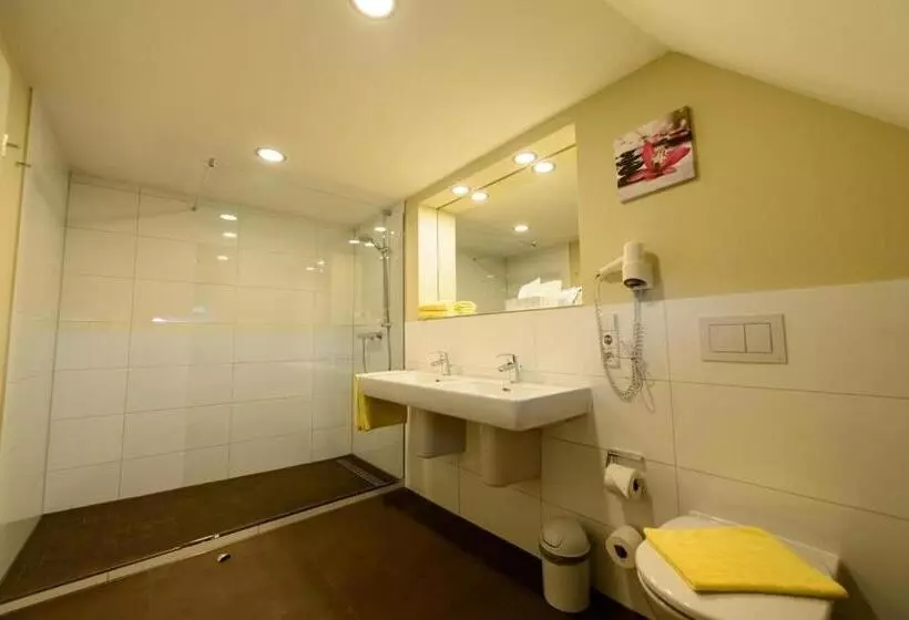Standard Neljän Hengen Huone, Gasthof Hotel Zum Rebstock