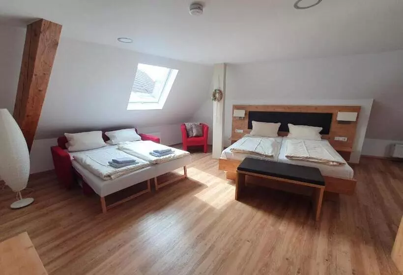 Standard Neljän Hengen Huone, Gasthof Hotel Zum Rebstock