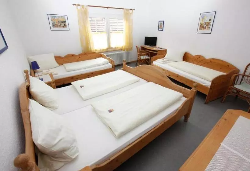 Standard Neljän Hengen Huone, Gasthof Hotel Zum Rebstock