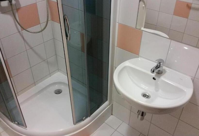 اتاق استاندارد سه نفره, Arsenał Kwatery