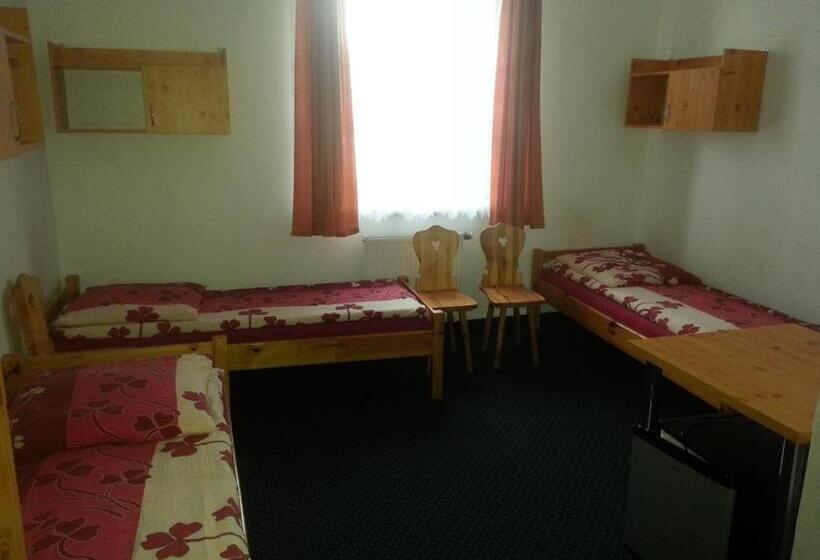 اتاق استاندارد سه نفره, Arsenał Kwatery