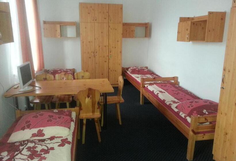 اتاق استاندارد چهار تخته, Arsenał Kwatery