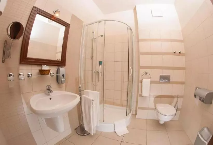 سوییت, Bassiana Hotel Es Etterem