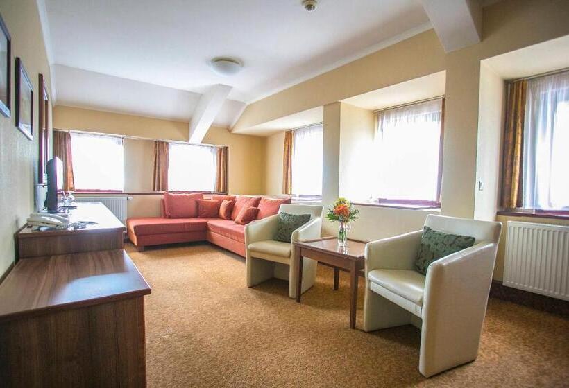 سوییت, Bassiana Hotel Es Etterem