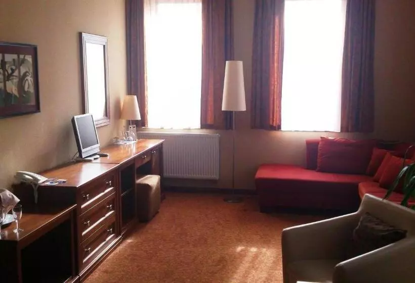سوییت, Bassiana Hotel Es Etterem