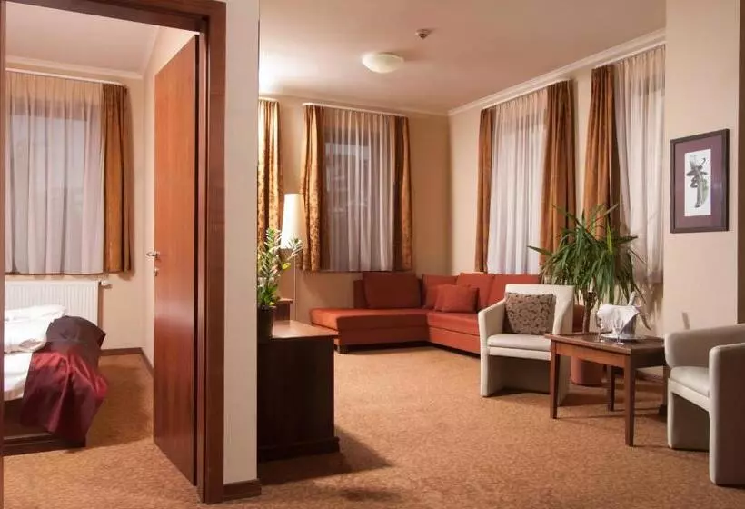 سوییت, Bassiana Hotel Es Etterem
