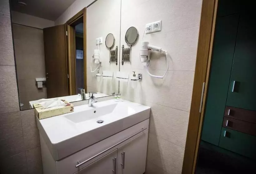 اتاق سوپریور, Bassiana Hotel Es Etterem