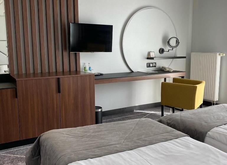 غرفة سوبيريور, Falko