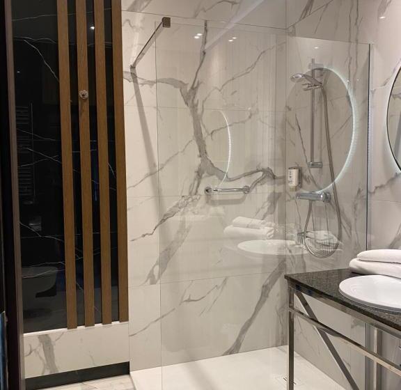 غرفة سوبيريور, Falko