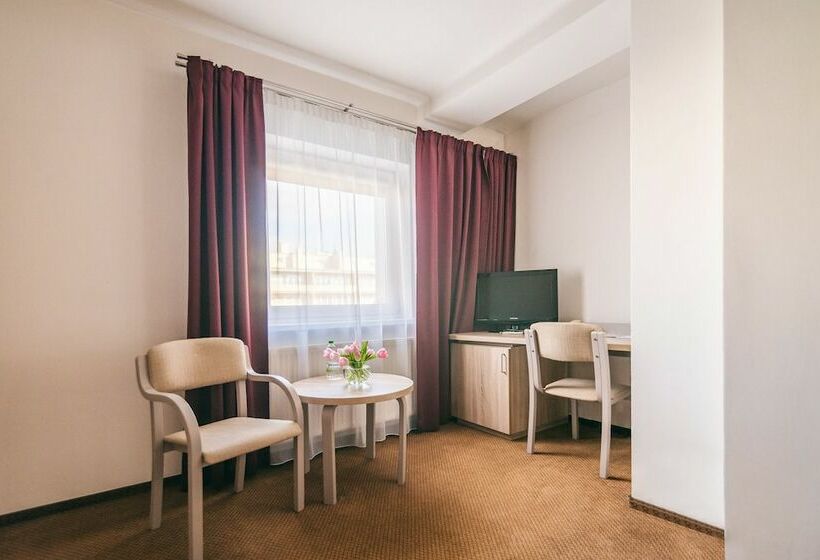 اتاق استاندارد یک نفره, Forum