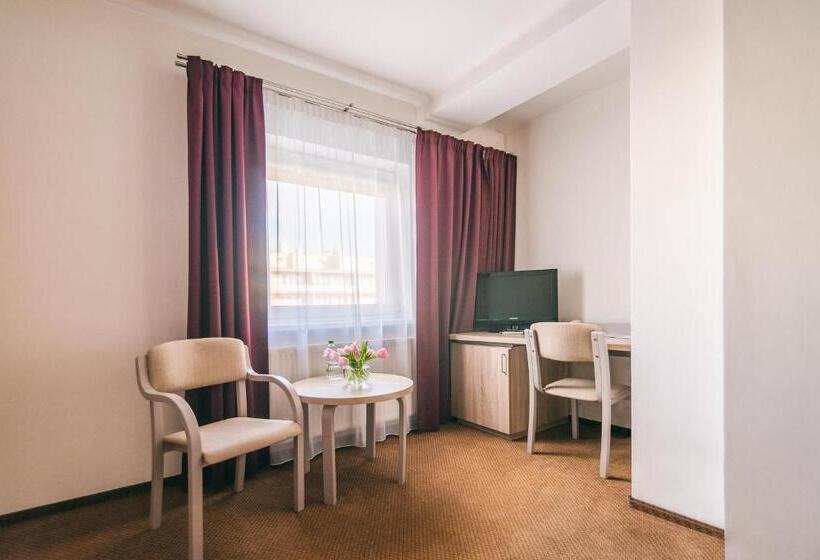 اتاق استاندارد یک نفره, Forum