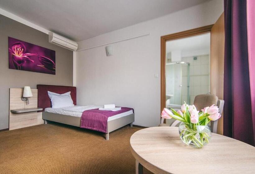 اتاق استاندارد یک نفره, Forum