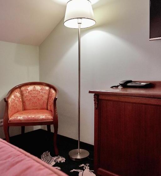 חדר דלוקס יחיד, Koronny