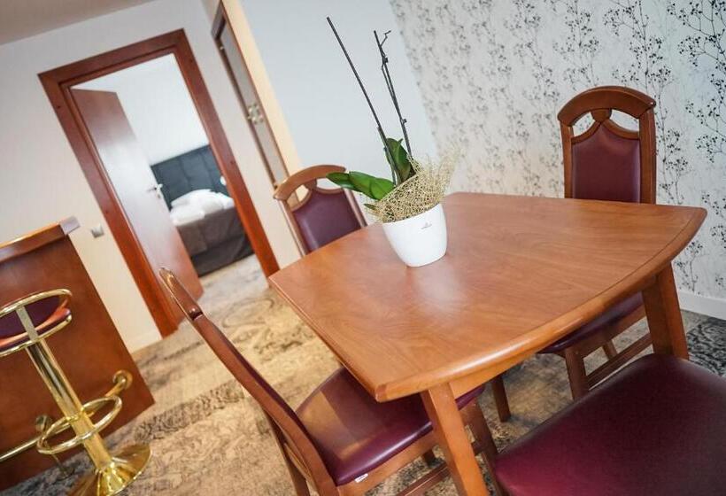 豪华套房, Nafta Krosno