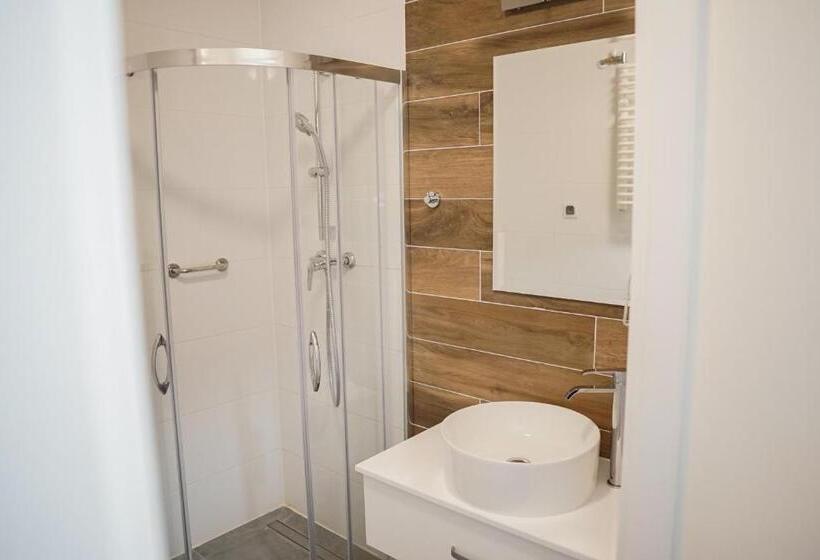 经济四人间 - 带共用浴室, Nafta Krosno