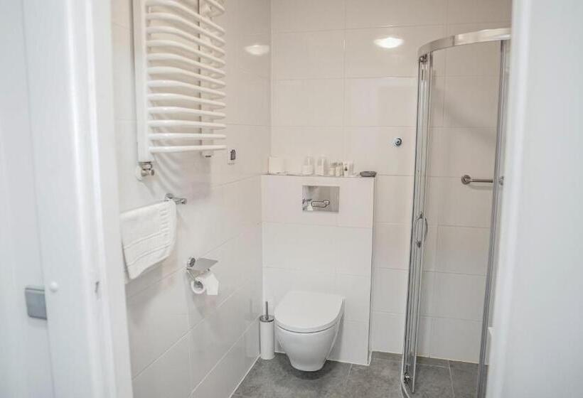 经济四人间 - 带共用浴室, Nafta Krosno