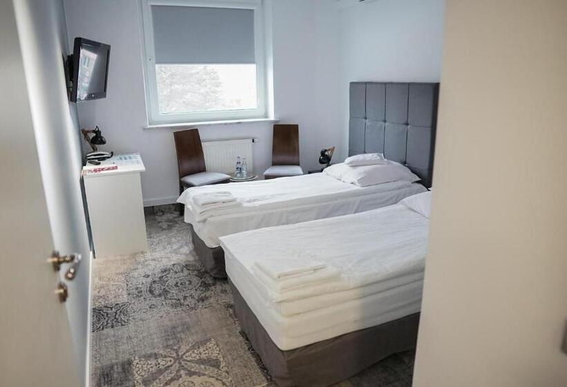 经济四人间 - 带共用浴室, Nafta Krosno