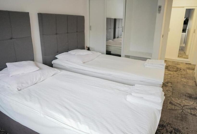 הכלכלה חדר לארבעה עם מקלחת משותפת, Nafta Krosno